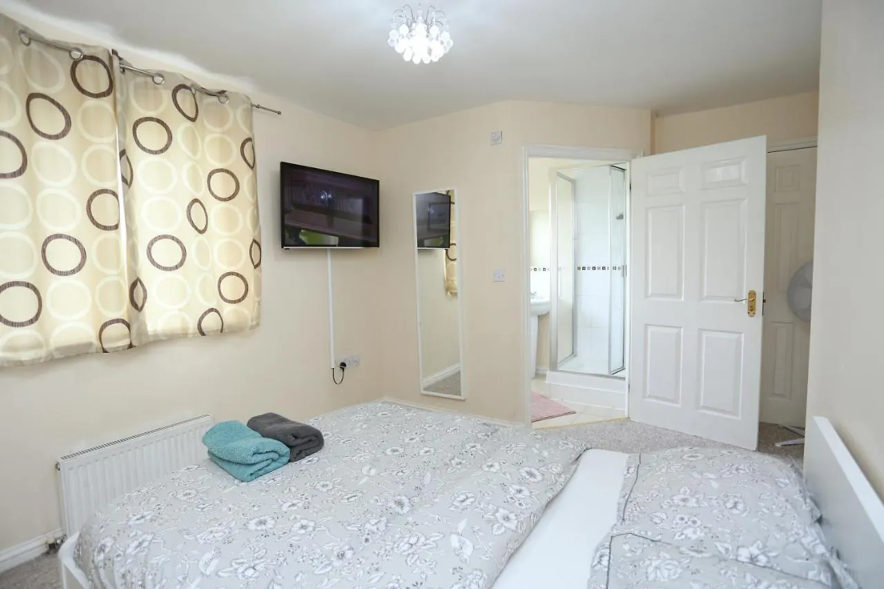 Lovely 4 Bed House London Holiday home