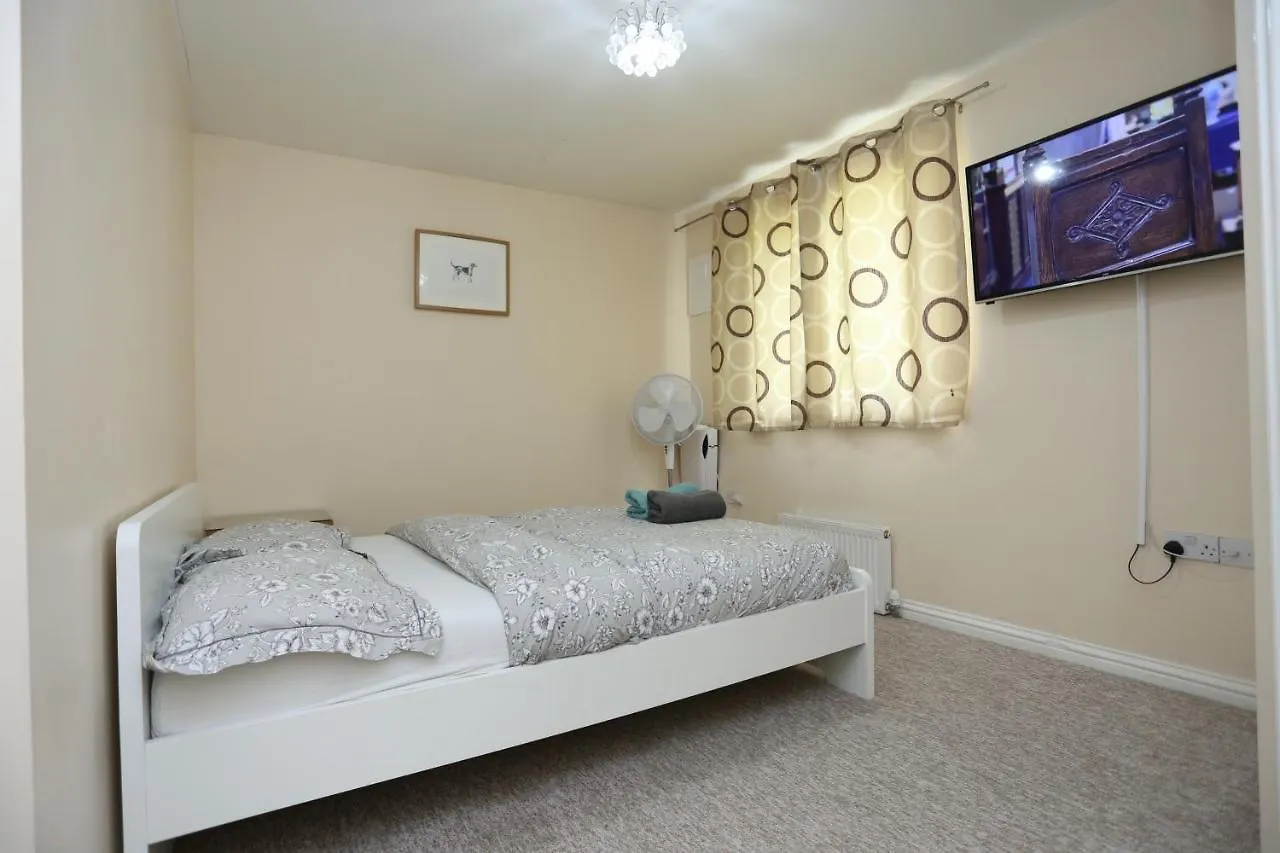 Lovely 4 Bed House London Holiday home 0*,  United Kingdom