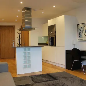 luxury-canary-wharf-2-bed-apartment-with-panoramic-views.cambridgehotelsuk.com/