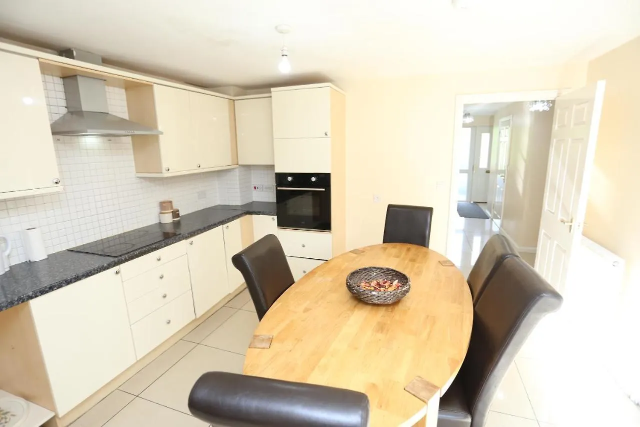 Dom wakacyjny Lovely 4 Bed House Londyn